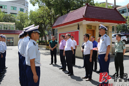 周新辉带队走访慰问驻祁官兵和退役军人