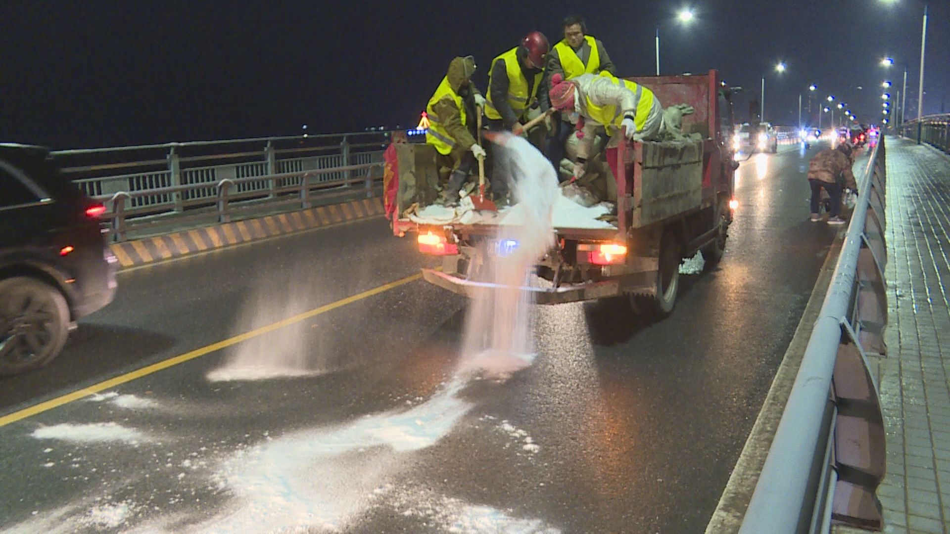 祁阳市城管局应对雨雪天气连夜撒融雪剂保畅通