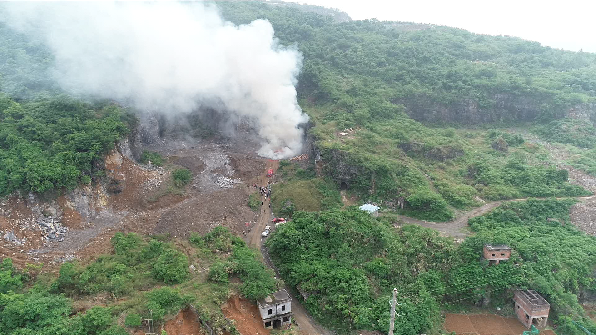 祁阳羊角塘镇集中销毁一批非法经营的烟花爆竹
